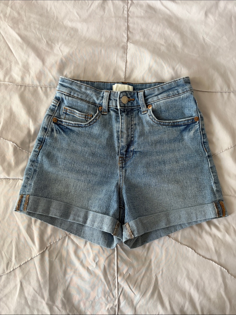 H&M High Waisted Light Wash Denim Cuffed Shorts Size 2